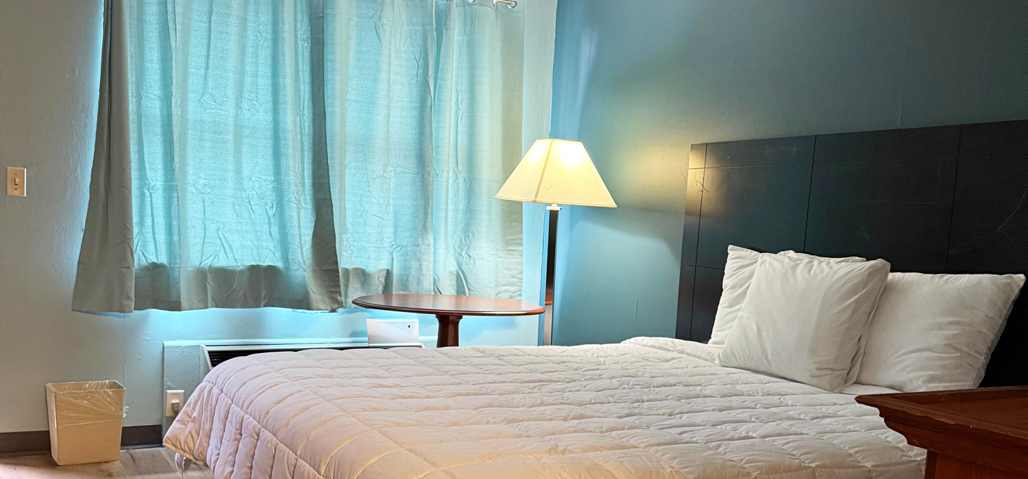 Attractive Room With King Bed queen-bed